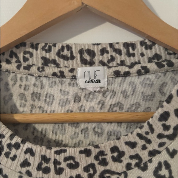 2/$20 Nue Garage Woman’s XS Leopard Print Top - Picture 7 of 9